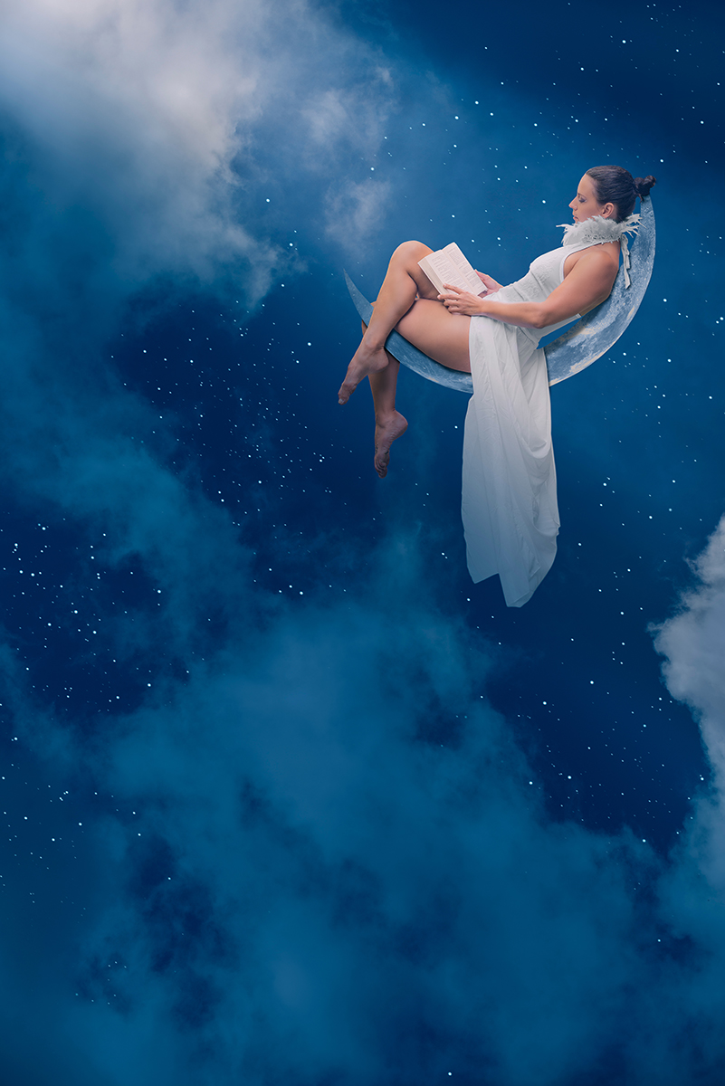 Femme en robe blanche flottant dans un ciel étoilé bleu profond, entourée de nuages, dans une ambiance onirique et spirituelle.